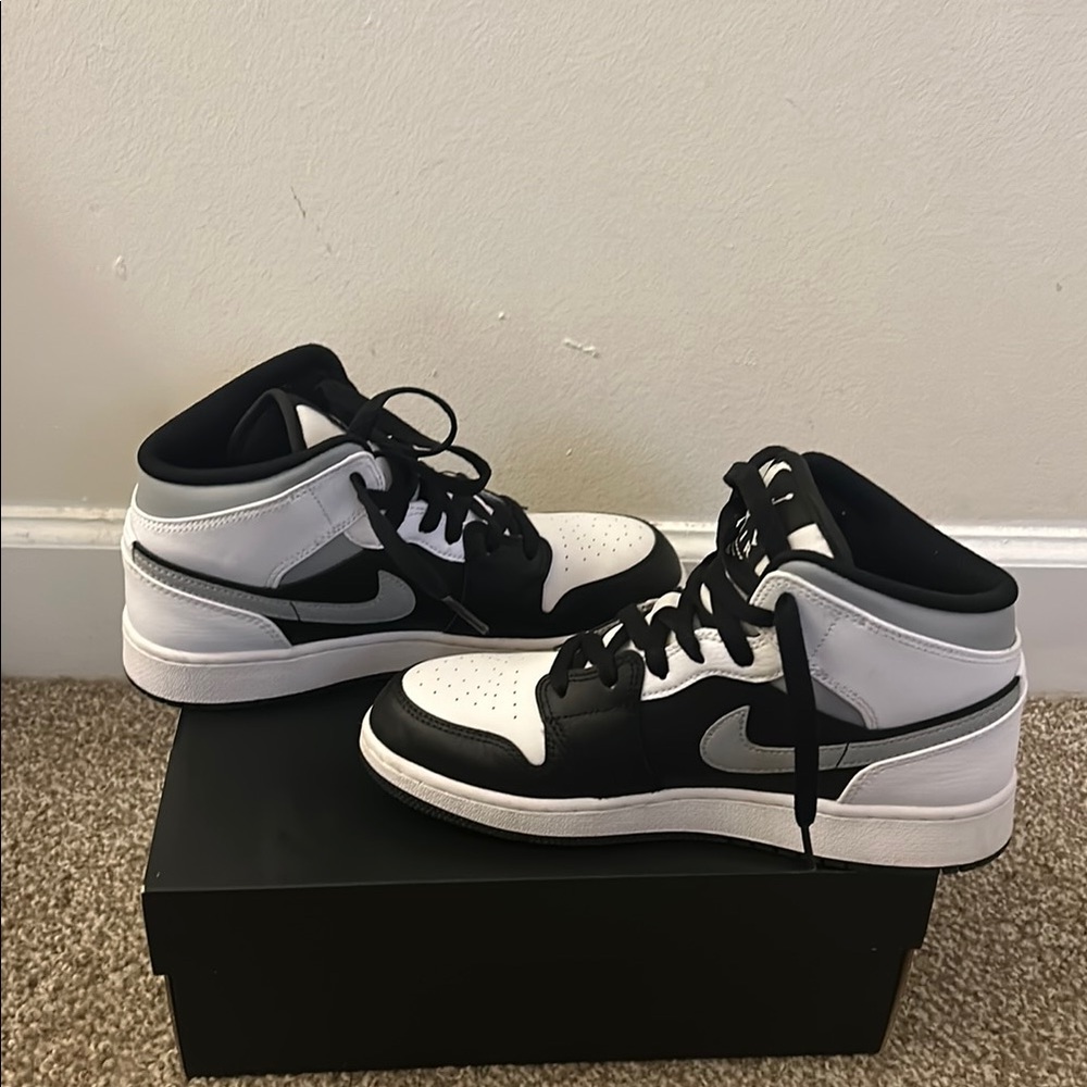 Air Jordan 1 Mid - Black/White-LT Smoke Grey